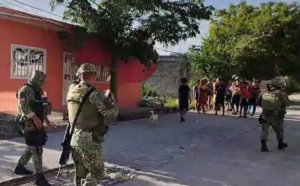 ROJA MILITARES EN LA ESCENA