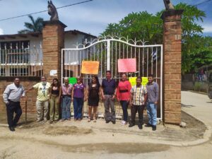 SAN LUIS TRABAJADORES AFUERA DE LAS OFICINAS