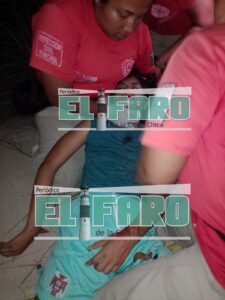 ROJA BRISA MAR SIENDO AUXILIADA