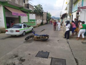 ROJA LA MOTO TIRADA EN LA CALLE