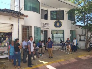 SAN LUIS LOS CIUDADANOS AFUERA DEL MP