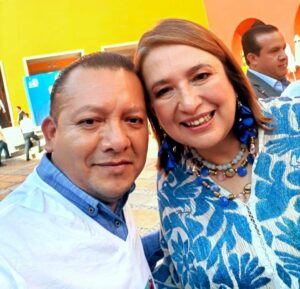 principal eloy Salmerón con Xóchitl gálvez