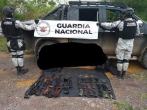 roja camioneta y armaas decomisadas