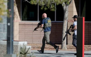 ROJA POLICÍAS ENTRAN AL CAMPUS