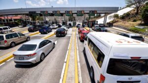 Una fila de más de un kilómetro se observa en la caseta de Palo Alto en Acapulco, Guerrero con motivo del periodo Vacacional del Semana Santa.