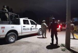 roja policias en el lugar