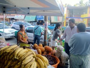 OME EFRÉN ADAME RECORRE EL MERCADO (1)
