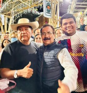 PRINCIPAL Raymundo Casarrubias y su hijo Pavel con Félix Salgado