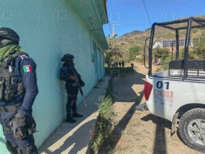 ROJA AUTORIDADES EN EL LUGAR (1)