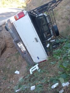 ROJA CAMIONETA VOLCADA