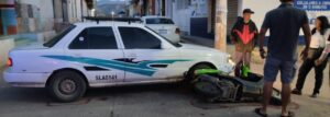 ROJA EL TAXI Y LA MOTONETA