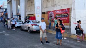 estado gente esperando transporte 2