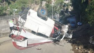 roja camioneta pasajera