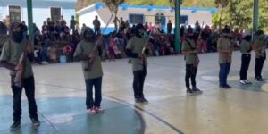 roja niños y adolescentes armados