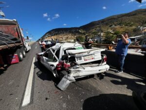 roja taxi y camioneta (1)