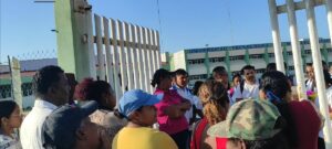 PRINCIPAL HABITANTES DE BARRA DE TECOANAPA OBSTACULIZANDO LA ENTRADA (1)