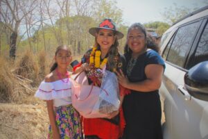 PRINCIPAL Marbén de la Cruz Santiago y la gobernadora