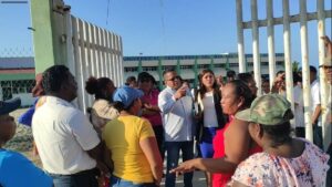 PRINCIPAL Rectora sale a la puerta pero sin dialogar con los manifestantes
