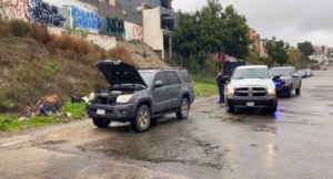ROJA CAMIONETA DE LA PERIODISTA (1)