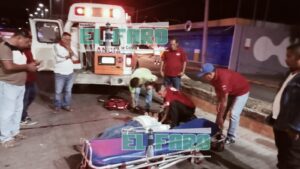 ROJA LA MUJER SIENDO AUXILIADA (3)