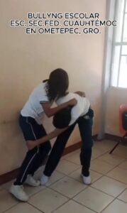 ROJA LOS ALUMNOS PELEANDO (2)