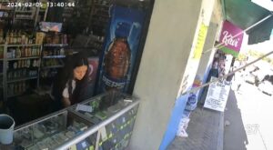 SAN LUIS LA JOVEN TOMANDO EL CELULAR