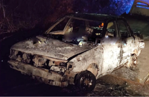 roja el coche quemado