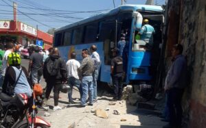ROJA-AUTOBUS-CON-PEREGRINOS