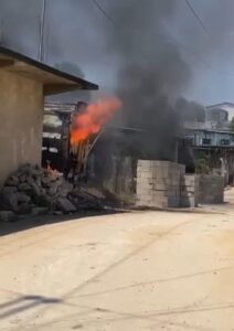 ROJA EL AUTO QUEMÁNDOSE