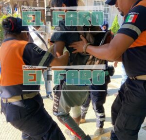ROJA EL JOVEN RECIBIENDO AYUDA