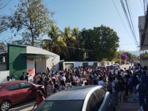 SAN LUIS ALUMNOS PADRES AFUERA DE LA ESCUELA