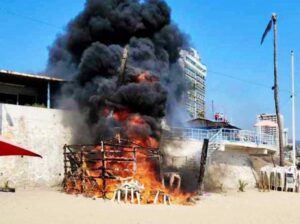 roja-incendio-en-playa-el-morro