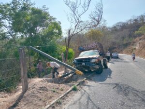 ROJA-CAMIONETA-CHOCA-CON-UN-POSTE-1