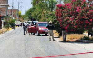 ROJA EL AUTO DE LOS ESTUDIANTES