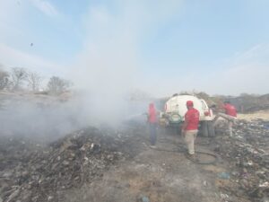 ROJA SOFOCANDO EL INCENDIO (4)