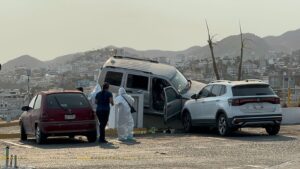 ROJA CAMIONETA SEMI VOLCADA