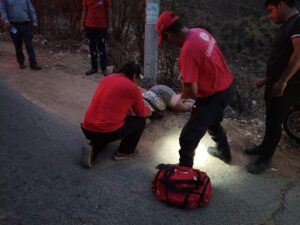 ROJA LA MUJER SIENDO AUXILIADA