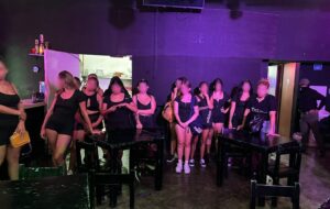 ROJA LAS CHICAS Y LOS DETENIDOS (1)