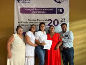 PRINCIPAL RECIBIENDO LA CONSTANCIA (2)
