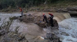 ROJA ARRASTRADA POR LA CORRIENTE