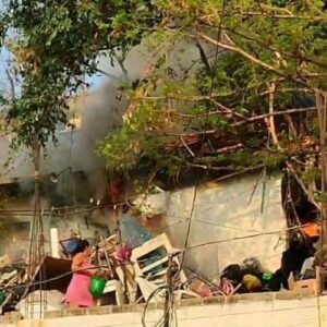 ROJA CASA INCENDIÁNDOSE