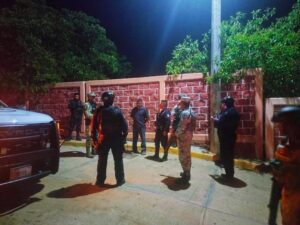 ROJA DIALOGANDO CON EL COMISARIO DE CUANA (2)
