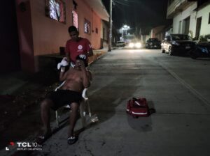 ROJA-EL-HERIDO-SIENDO-AUXILIADO