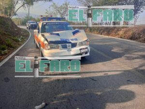 ROJA LA UNIDAD ACCIDENTADA EN EL LUGAR.