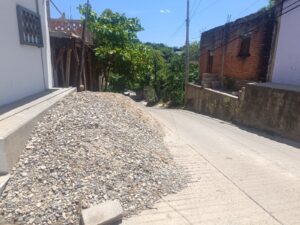 OME LA CALLE LLENA DE MATERIALES