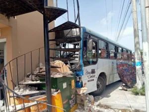 ROJA-CAMION-ACCIDENTADO
