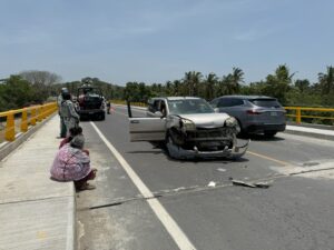 ROJA CAMIONETA DE LA FAMILIA (1)