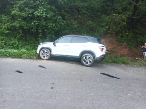 ROJA EL AUTO FUERA DE LA CARRETERA (1)