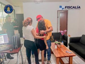 ROJA-ENTREGA-A-SUS-PADRES
