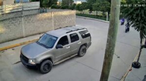 ROJA CAMIONETA DE LOS DELINCUENTES